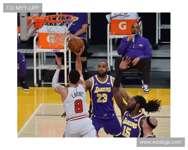 湖人主场迎战公牛双方激战四节争夺胜利荣耀 湖人主场迎战公牛双方激战四节争夺胜利荣耀